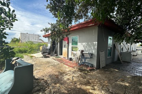 Commercial property in Opa-locka, Florida № 986774 - photo 15