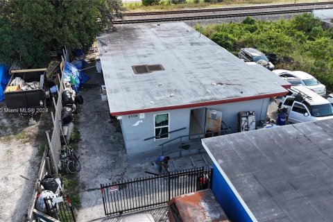 Commercial property in Opa-locka, Florida № 986774 - photo 2