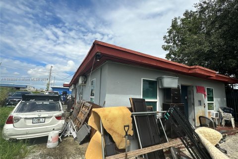 Commercial property in Opa-locka, Florida № 986774 - photo 16