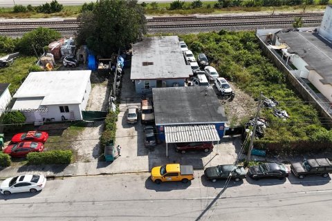 Commercial property in Opa-locka, Florida № 986774 - photo 1