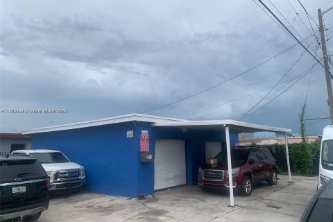 Commercial property in Opa-locka, Florida № 986774 - photo 5