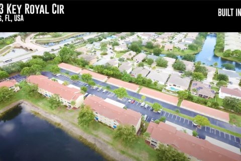 Commercial property in Naples, Florida № 991167 - photo 1