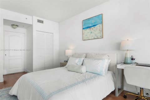 Condo in Miami, Florida, 1 bedroom  № 991135 - photo 15