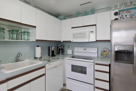 Condo in Hollywood, Florida, 2 bedrooms  № 7054 - photo 9