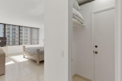 Copropriété à louer à Hollywood, Floride: 2 chambres, 124.49 m2 № 7054 - photo 16