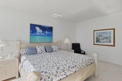 Condo in Hollywood, Florida, 2 bedrooms  № 7054 - photo 20