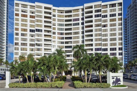 Copropriété à louer à Hollywood, Floride: 2 chambres, 124.49 m2 № 7054 - photo 1