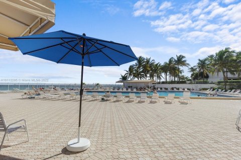 Condo in Hollywood, Florida, 2 bedrooms  № 7054 - photo 29