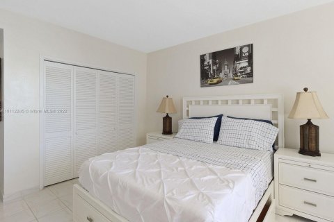 Condo in Hollywood, Florida, 2 bedrooms  № 7054 - photo 13