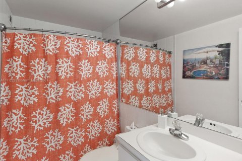 Condo in Hollywood, Florida, 2 bedrooms  № 7054 - photo 10