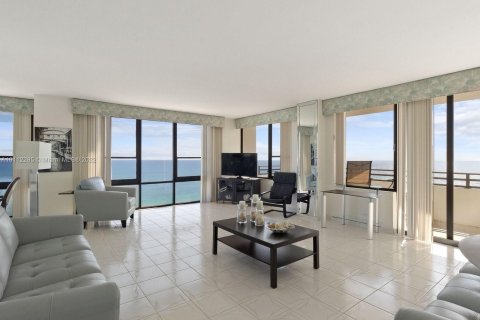 Copropriété à louer à Hollywood, Floride: 2 chambres, 124.49 m2 № 7054 - photo 3