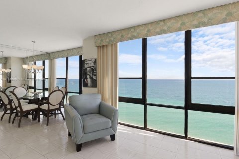 Condominio en alquiler en Hollywood, Florida, 2 dormitorios, 124.49 m2 № 7054 - foto 4