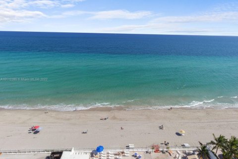 Condominio en alquiler en Hollywood, Florida, 2 dormitorios, 124.49 m2 № 7054 - foto 23