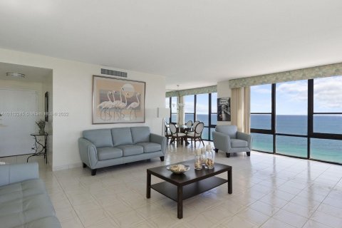 Copropriété à louer à Hollywood, Floride: 2 chambres, 124.49 m2 № 7054 - photo 2