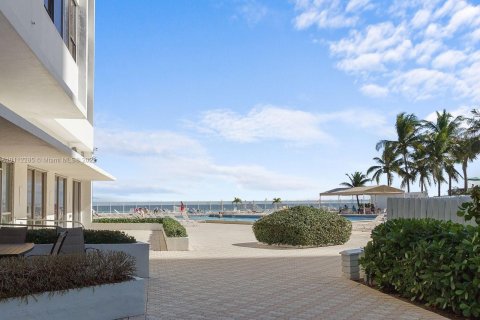 Condo in Hollywood, Florida, 2 bedrooms  № 7054 - photo 26