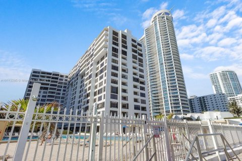 Condo in Hollywood, Florida, 2 bedrooms  № 7054 - photo 28