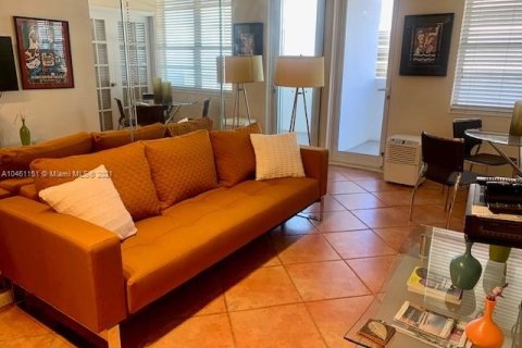 Condo in Miami Beach, Florida, 1 bedroom  № 3356 - photo 1