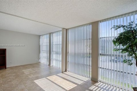 Copropriété à vendre à Hallandale Beach, Floride: 2 chambres, 85.84 m2 № 1176142 - photo 19