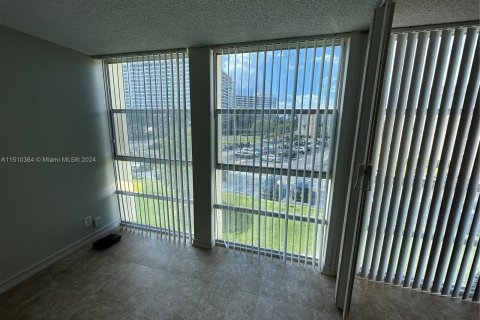 Condominio en venta en Hallandale Beach, Florida, 2 dormitorios, 85.84 m2 № 1176142 - foto 14