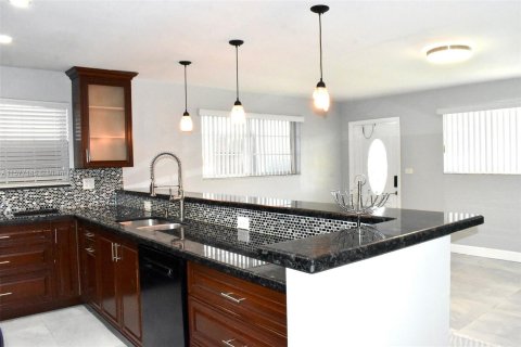Casa en venta en Miramar, Florida, 4 dormitorios, 143.81 m2 № 1176147 - foto 2
