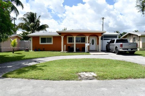 House in Miramar, Florida 4 bedrooms, 143.81 sq.m. № 1176147 - photo 1
