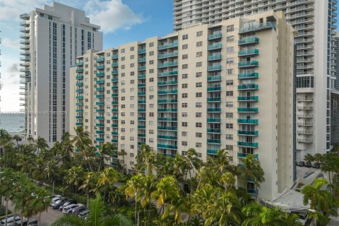 Condo in Hollywood, Florida, 1 bedroom  № 1269070 - photo 25