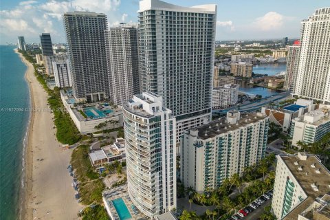 Condo in Hollywood, Florida, 1 bedroom  № 1269070 - photo 22