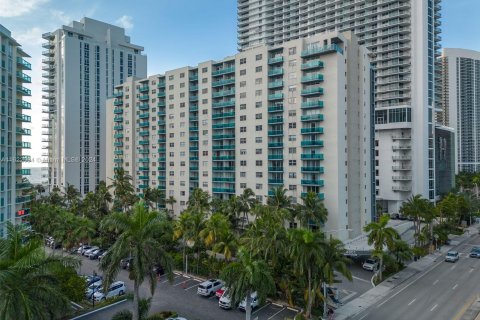 Condo in Hollywood, Florida, 1 bedroom  № 1269070 - photo 30