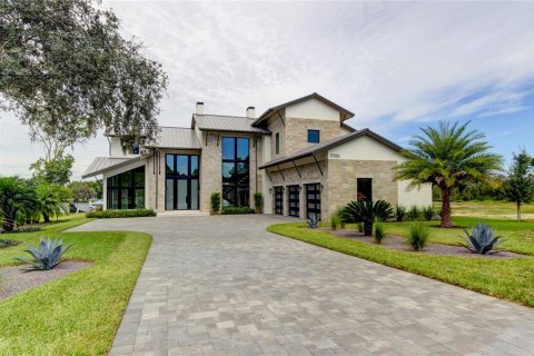 House in Tampa, Florida 5 bedrooms, 475.57 sq.m. № 1133758 - photo 1