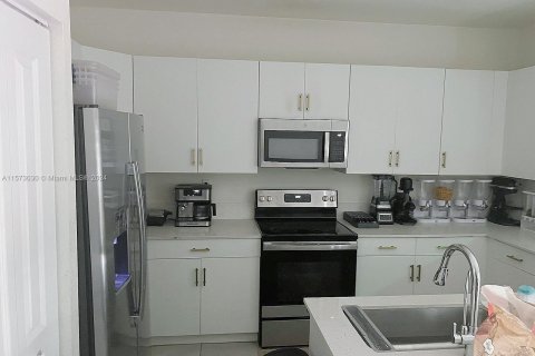 Townhouse in Hialeah, Florida 3 bedrooms, 153.29 sq.m. № 1134715 - photo 8