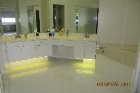 Condominio en venta en Tamarac, Florida, 3 dormitorios, 217.58 m2 № 1145694 - foto 9