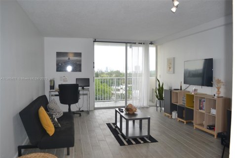 Condominio en venta en North Miami, Florida, 1 dormitorio, 74.88 m2 № 409781 - foto 4