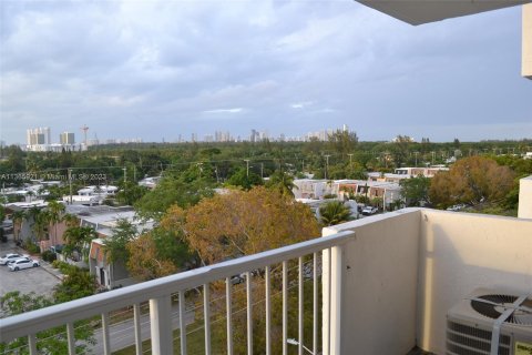 Condominio en venta en North Miami, Florida, 1 dormitorio, 74.88 m2 № 409781 - foto 15