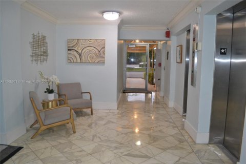 Condominio en venta en North Miami, Florida, 1 dormitorio, 74.88 m2 № 409781 - foto 17