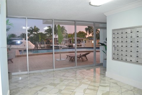 Condominio en venta en North Miami, Florida, 1 dormitorio, 74.88 m2 № 409781 - foto 18