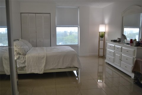 Condominio en venta en North Miami, Florida, 1 dormitorio, 74.88 m2 № 409781 - foto 11
