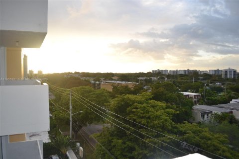 Condominio en venta en North Miami, Florida, 1 dormitorio, 74.88 m2 № 409781 - foto 16