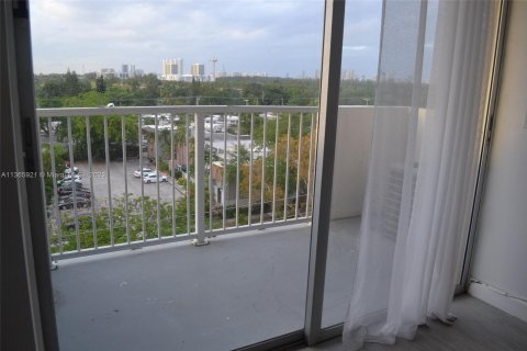 Condominio en venta en North Miami, Florida, 1 dormitorio, 74.88 m2 № 409781 - foto 14