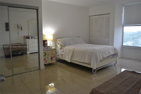 Condominio en venta en North Miami, Florida, 1 dormitorio, 74.88 m2 № 409781 - foto 10