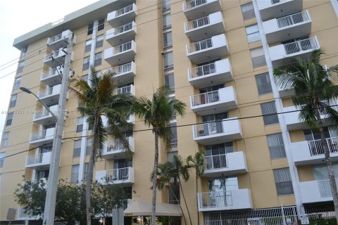 Condominio en venta en North Miami, Florida, 1 dormitorio, 74.88 m2 № 409781 - foto 1