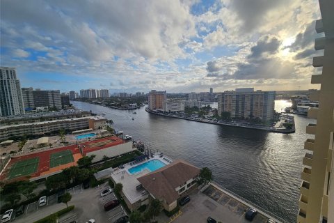 Condo in Hallandale Beach, Florida, 2 bedrooms  № 1080577 - photo 10