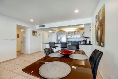 Condominio en alquiler en Hollywood, Florida, 2 dormitorios, 115.94 m2 № 1117063 - foto 9
