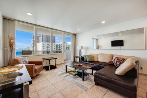 Condominio en alquiler en Hollywood, Florida, 2 dormitorios, 115.94 m2 № 1117063 - foto 6