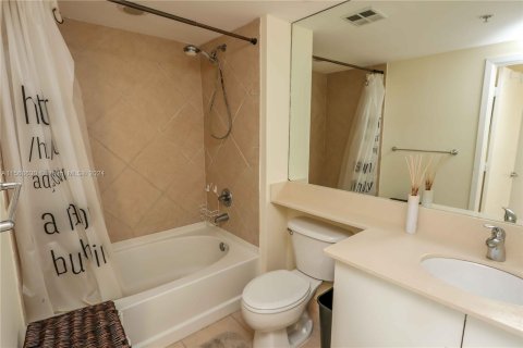 Condominio en venta en Miami, Florida, 1 dormitorio, 78.6 m2 № 1117062 - foto 16