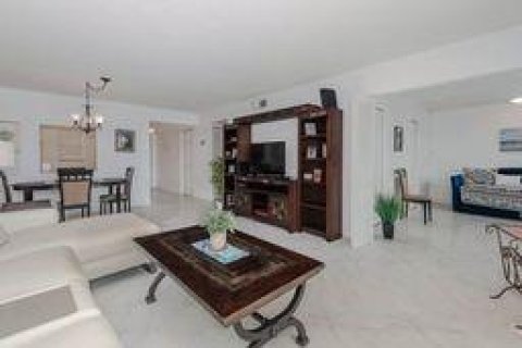 Condo in Lauderdale-by-the-Sea, Florida, 2 bedrooms  № 1229183 - photo 25