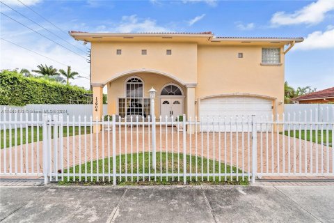 Villa ou maison à vendre à Miami, Floride: 4 chambres, 235.88 m2 № 1386108 - photo 1