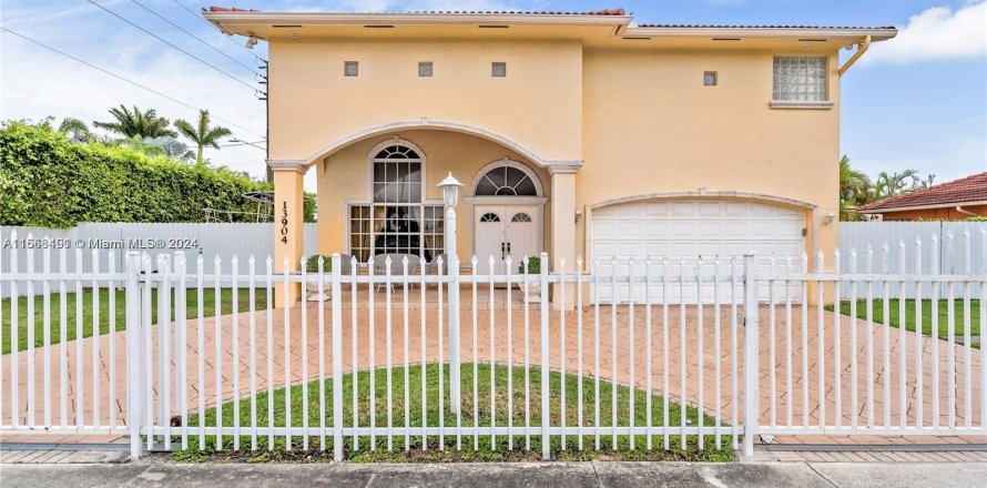 Villa ou maison à Miami, Floride 4 chambres, 235.88 m2 № 1386108