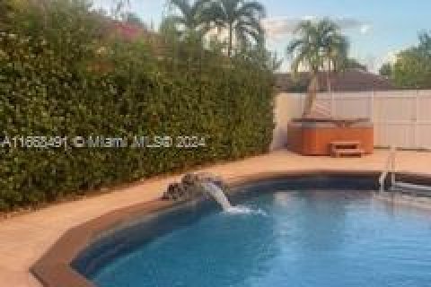 House in Miami, Florida 4 bedrooms, 235.88 sq.m. № 1386108 - photo 11