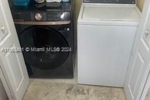 House in Miami, Florida 4 bedrooms, 235.88 sq.m. № 1386108 - photo 10