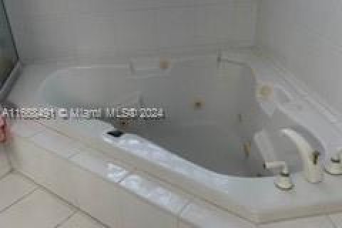 House in Miami, Florida 4 bedrooms, 235.88 sq.m. № 1386108 - photo 30